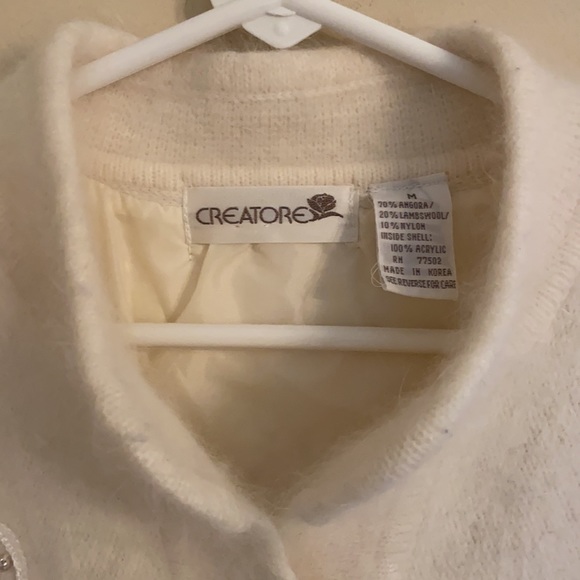 Beautiful 90s Romantic Sweater with ribbon floral appliqué and pearl buttons. - Picture 2 of 7